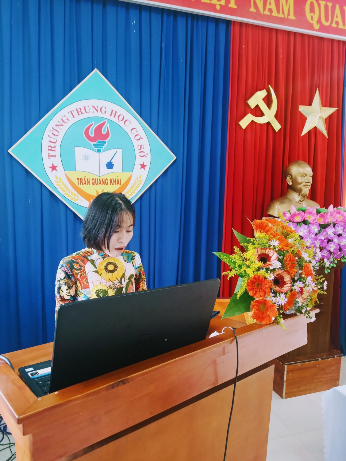 Cô Nguyễn Thị Hồng Ngọc – Làm người dẫn chương trình hội nghị.