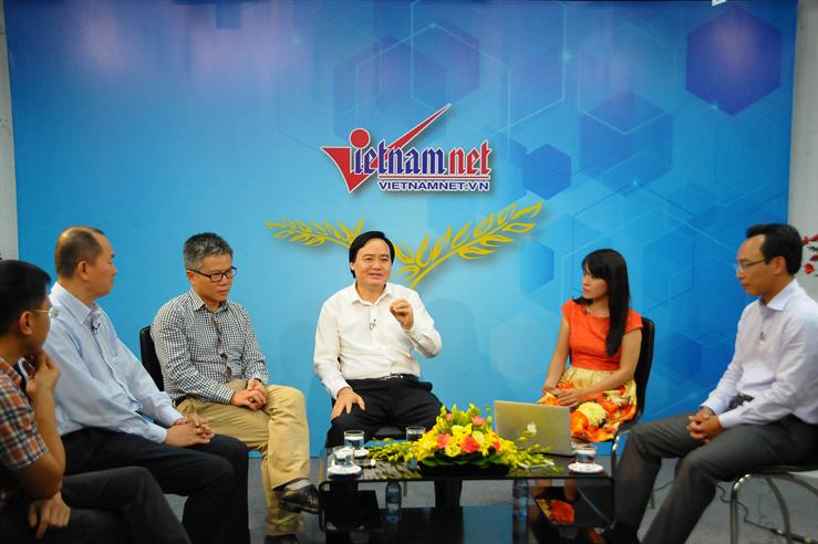 bộ trưởng phùng xuân nhạ phát biểu tại buổi làm việc với báo vietnamnet (1)