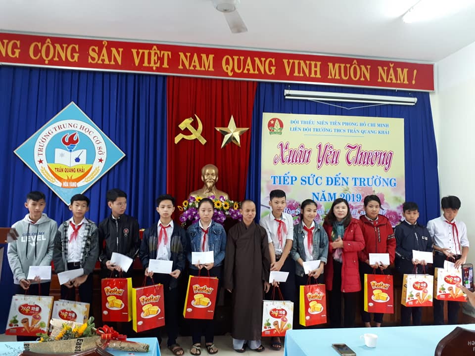 Thầy trụ trì chùa Linh Ứng Bà Nà tặng quà tết cho học sinh hoàn cảnh khó khăn tại trường