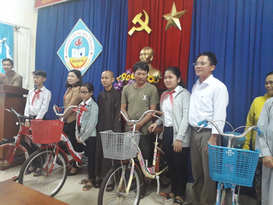 Thầy trụ trì chùa Linh Ứng - Bà Nà cùng ban đại diện hội cha mẹ học sinh tặng xe đạp cho học sinh có hoàn cảnh đặc biệt khó khăn.