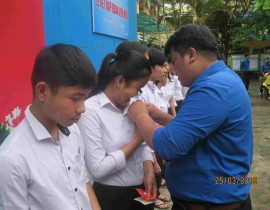 Chi đoàn trường THCS Trần Quang Khải phối hợp cùng đoàn xã Hoà Sơn tổ chức lễ kết nạp đoàn cho các đội viên ưu tú lớp 9